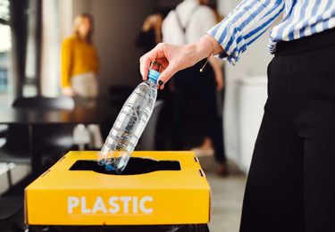 Which companies have the most ambitious plastic packaging reduction targets? 