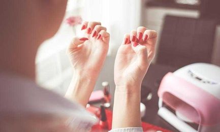 The easy way to remove gel nail polish without ruining your nails