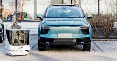 An autonomous robot named CARL will charge your electric car