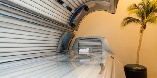 4 Tips for Lying in a Tanning Bed