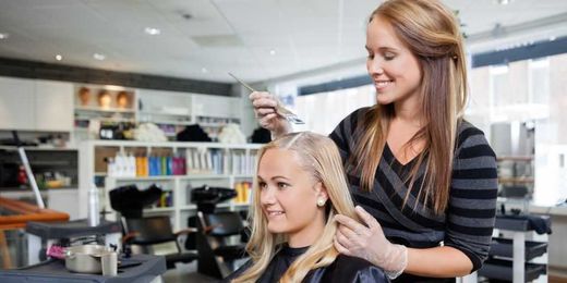4 Benefits of Becoming a Cosmetologist