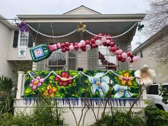 Be bubbly with this Uptown house float that really pops!