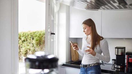 How to Deal With the Never-Ending Text Mom Group Chat