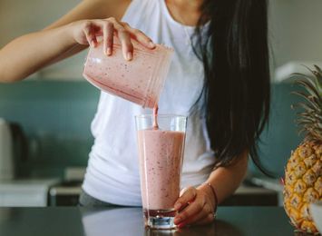 7 Side Effects Drinking Too Many Smoothies, According to Dietitians