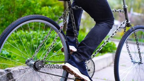 Engineer Replaces Bicycle Frame With Welded Chains
