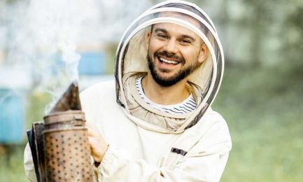 A Step-by-Step Guide To Using a Bee Smoker