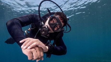 VIDEO: Diver swims with one of the world's deadliest snakes 