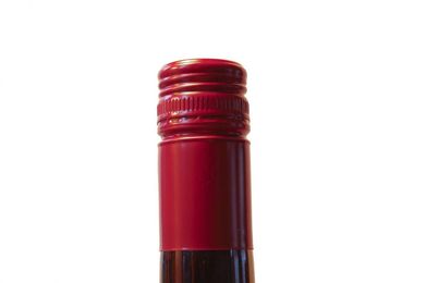 Older drinkers prefer screwcaps to corks