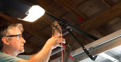 5 Problems That Require Garage Door Service