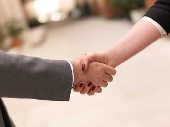 How To Choose The Right Broker Dealer For Your Chaperoning Services