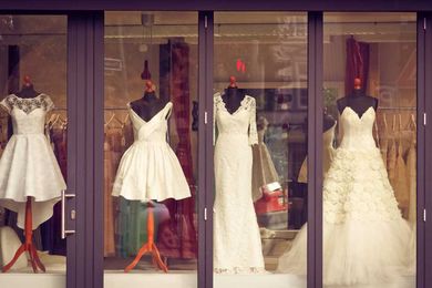 What to Wear Wedding Dress Shopping: 6 Things Every Bride Should Bring