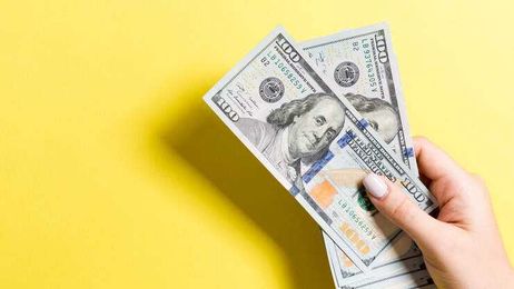 Man Tries to Use His Bank Account to Impress A Woman & Fails Miserably.