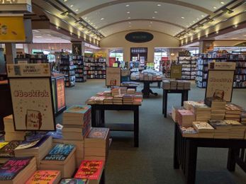 Bookstores are dying. Barnes & Noble’s pricing policy may help explain why.