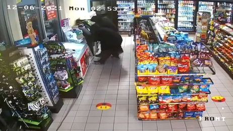Video captures wild ATM robbery inside Connecticut convenience store