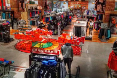 Dick's Sporting Goods' Charts Suggest It Isn't Time to Go to Bat for the Stock