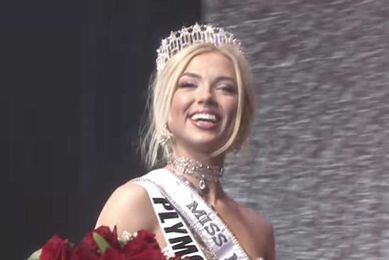 Aidan Hutchinson’s Sister, Aria, Celebrates Winning Miss Michigan 2022 By Posting Bikini Photos On IG (PICS)