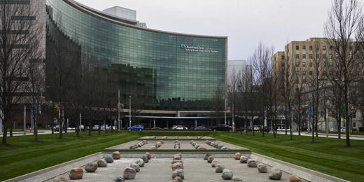 Many Hospitals Get Big Drug Discounts. That Doesn’t Mean Markdowns for Patients.